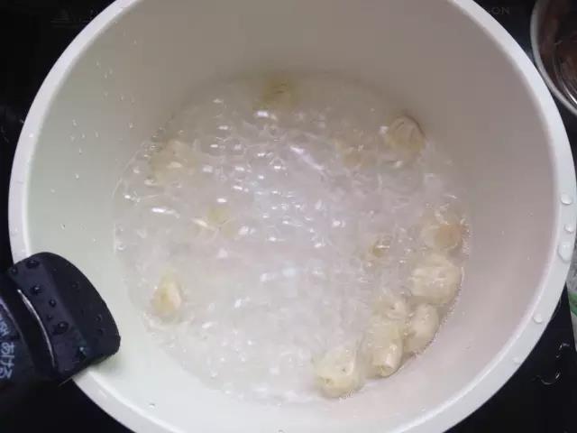 沸水下锅煮熟小馄饨捞出，放入准备好的菠菜碎排骨高汤中。