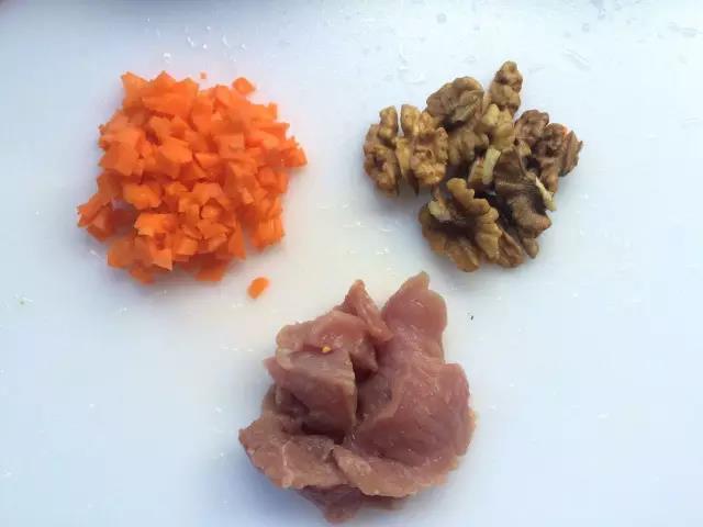 胡萝卜切碎，核桃去核，肉切片备用。