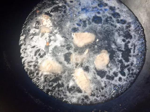 肉片下锅焯去血沫。