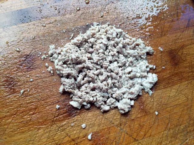 将焯好的肉切成肉沫。