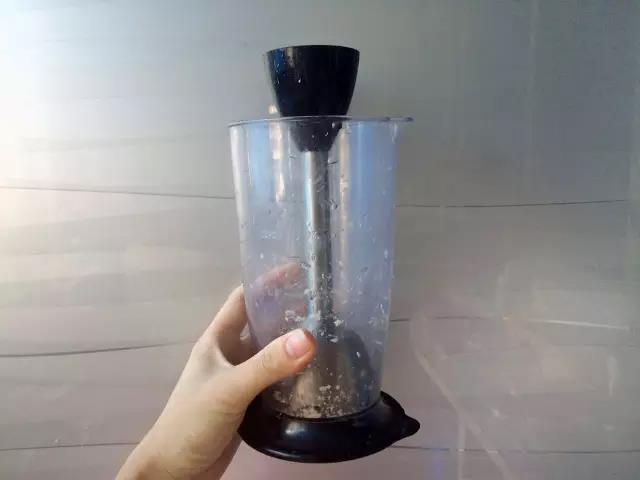 用料理机将核桃打成沫。