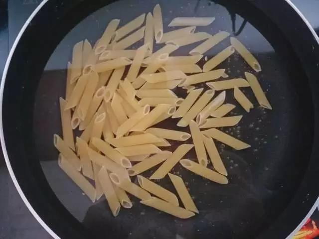 意面冷水下锅，煮熟后捞出。