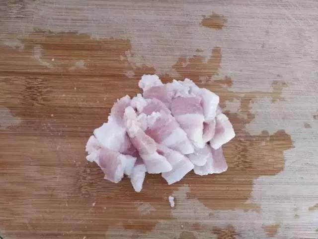 五花肉切片。