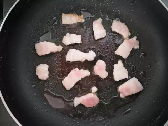 热锅放一点油，下五花肉煎熟，捞出。