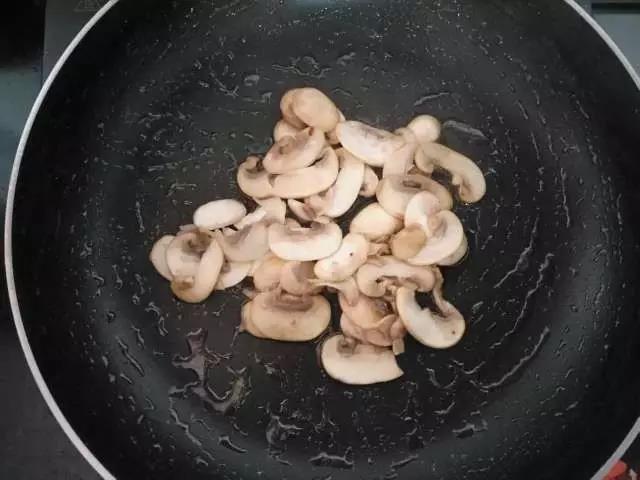 用煎出来的五花肉的油将蘑菇煎熟捞出。