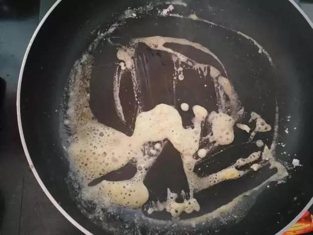 放入淀粉搅拌均匀。