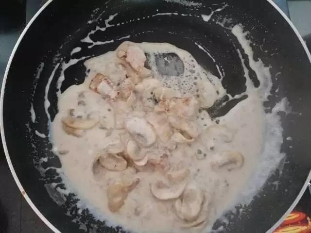 五花肉和蘑菇倒入锅内，放少许盐，翻炒均匀。