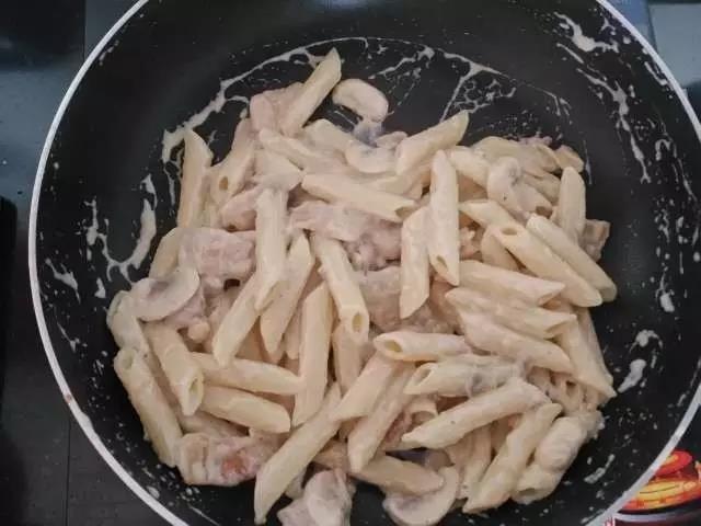 倒入意面搅拌均匀，收汁即可出锅。