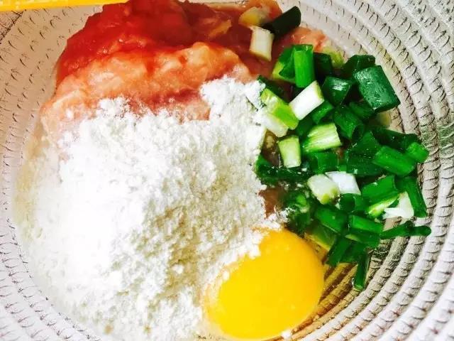 肉泥中加入鸡蛋、葱段、面粉。