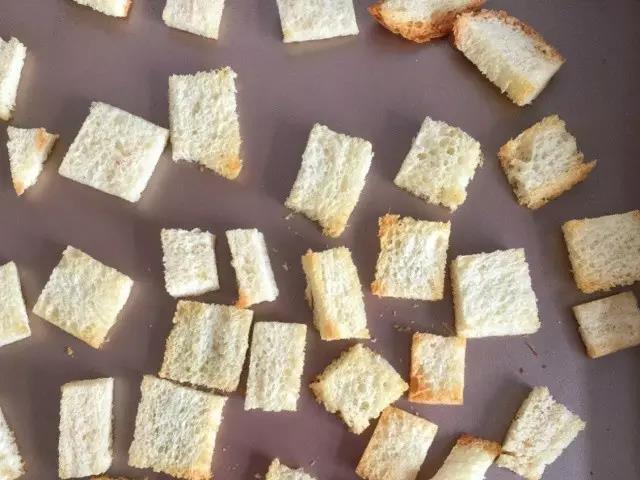 取出烤好的面包块。