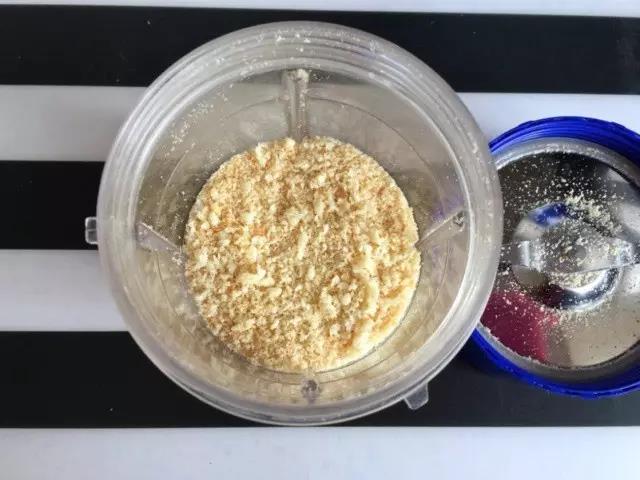 面包块用料理机打碎。