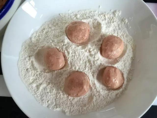 取适量鸡肉泥搓成球，裹上面粉。