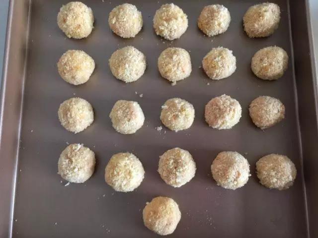 将鸡肉丸依次排开放入烤盘。