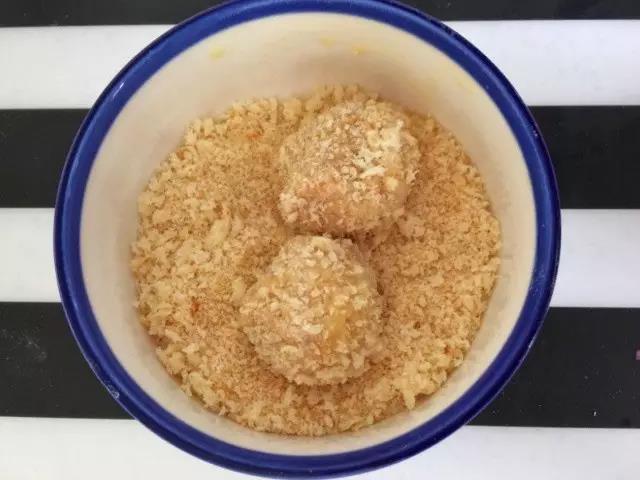 在面包碎里滚一圈。