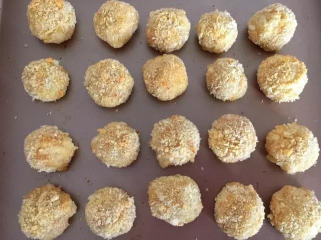 烤箱预热，中层上下火180度烤15-20分钟左右至颜色金黄即可。