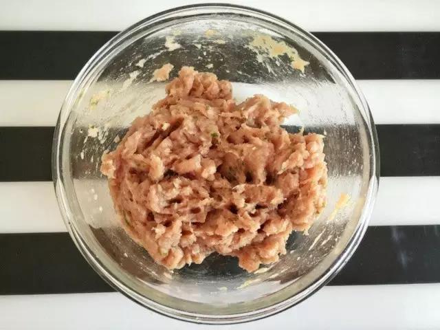 猪肉加少许葱搅打成泥。