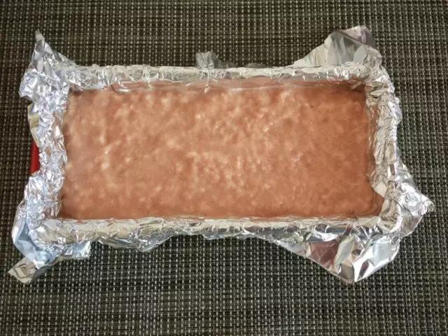 或者可以在长方形容器中铺一层锡纸，倒入肉泥压平。