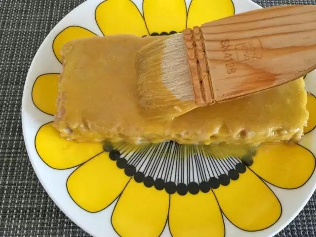 蒸好的肉饼取出，放在盘中，表面刷层蛋黄液。