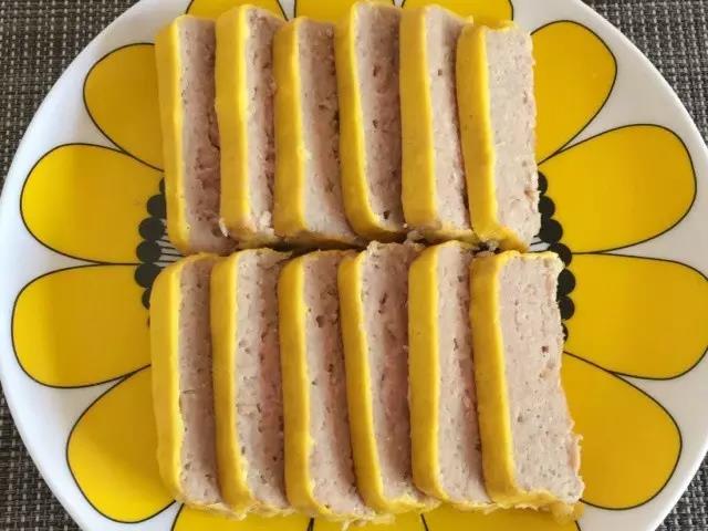 取出肉饼切片即可。