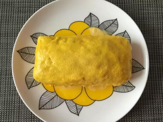 整好的肉饼表面刷层蛋黄液，再入锅蒸至蛋黄凝固熟透。