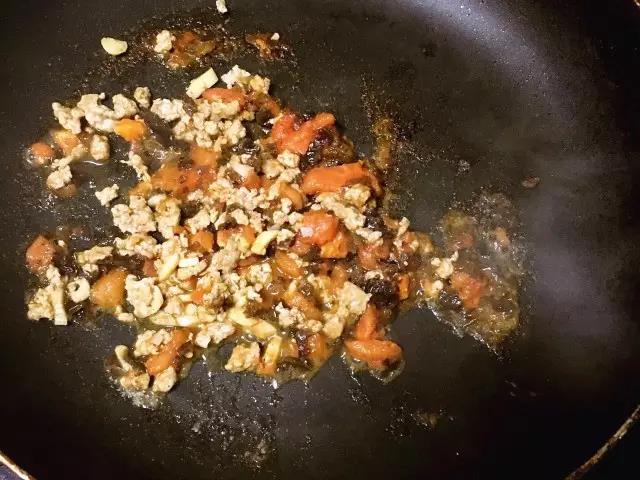 加入炒好的肉末翻炒2分钟。