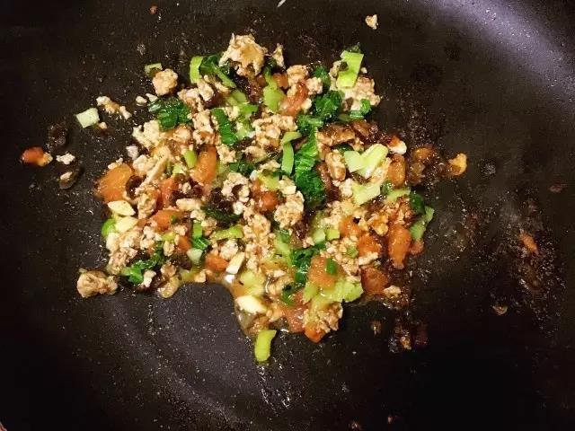 加入青菜碎，翻炒出锅。