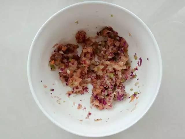把鸡肉末、蔬菜碎和洋葱末混合搅拌均匀。