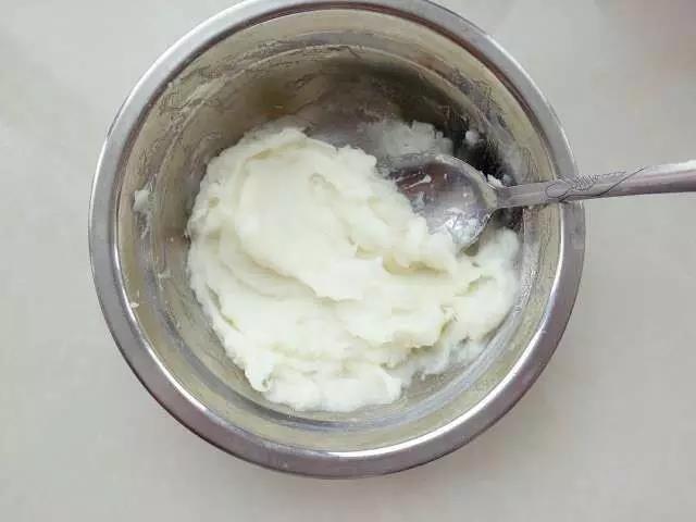 山药用勺子压成泥。