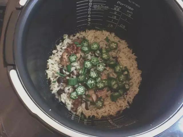 饭好后，铺上秋葵，焖5分钟即可。