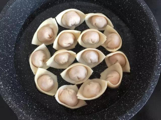 包好的馄饨依次排开。
