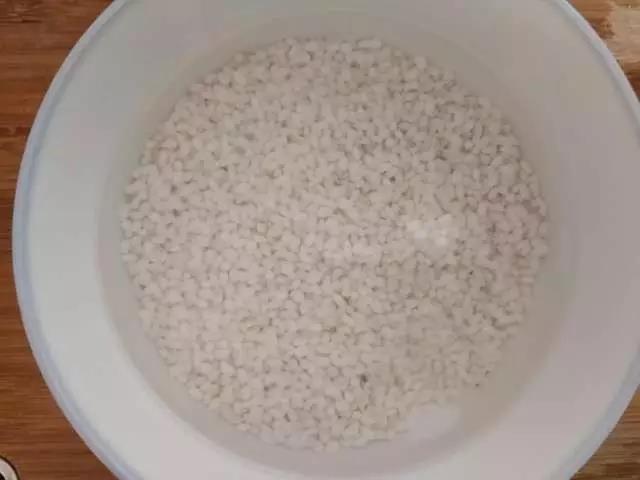 糯米提前一夜浸泡，沥干水。