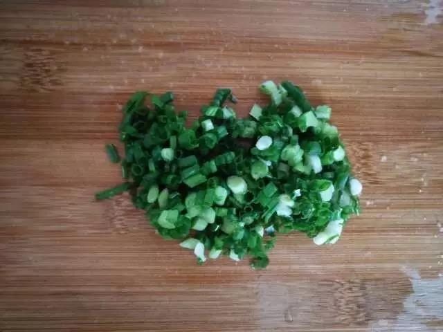 香葱切碎。