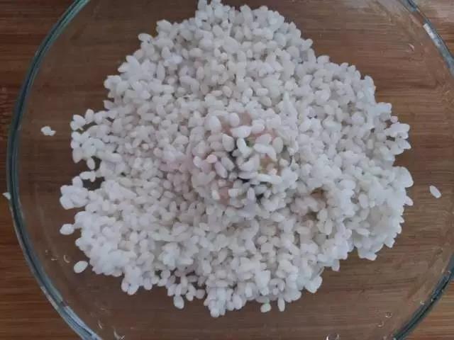 将肉泥揉圆，在糯米里滚一下，沾满糯米。