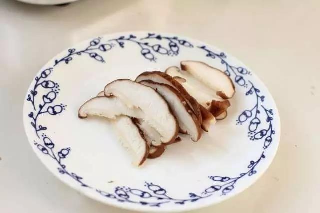 香菇洗净切片。