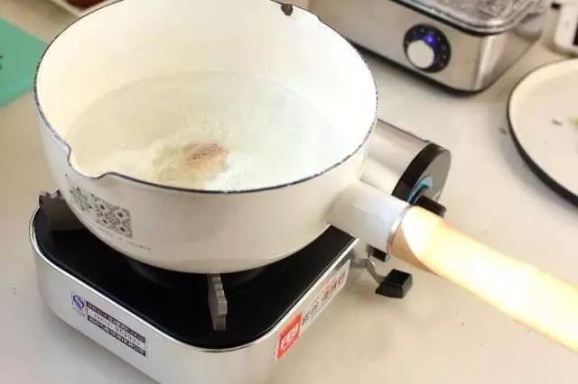 鸡肉煮熟撕成丝。