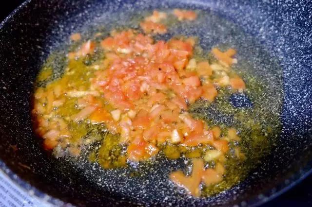 锅内倒少许油，西红柿下锅炒至出汁。