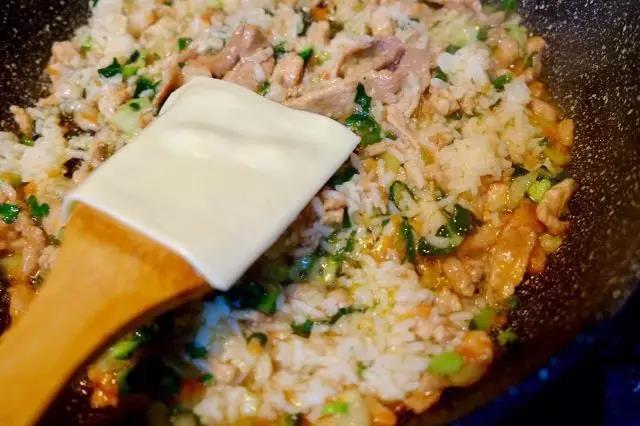 倒入米饭，加水焖熟，出锅前加入奶酪片，焖至奶酪融化，拌匀即可。