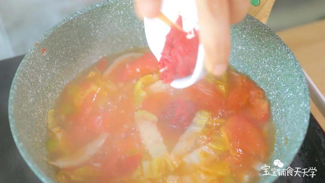 倒入番茄膏