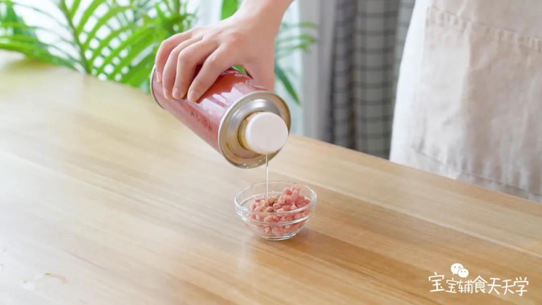 肉沫加入虾皮粉和少许热炒油腌制10分钟