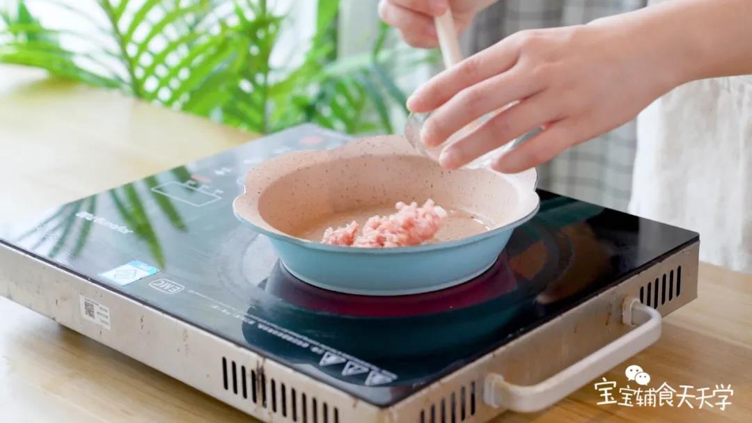 热锅，锅里加入少许热炒油，把肉沫炒至变色