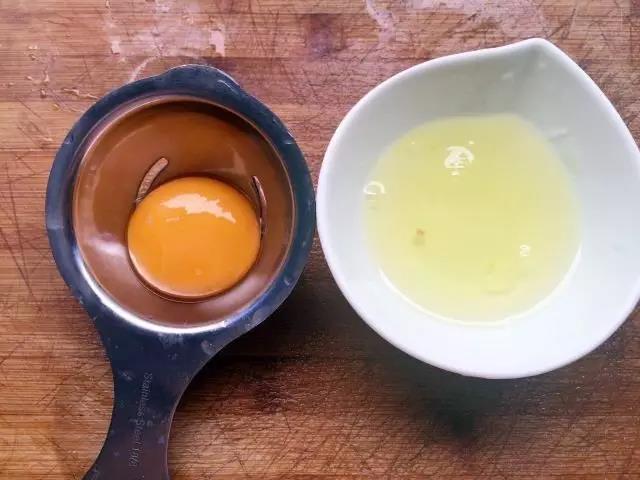 第4步：鸡蛋分离出蛋清。