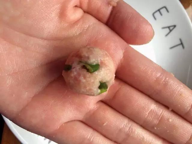 第6步：取适量肉泥放入手心中，搓成球形。