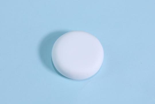 步骤1：首先用白色粘土做一个圆饼。