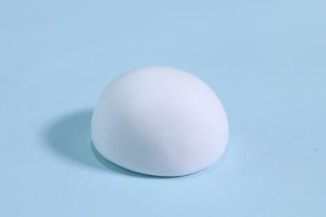 步骤5：用白色粘土做一个半球形，这是上面的汉堡面包。