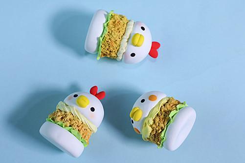 步骤9：看看小鸡汉堡是不是很可爱？大家也可以发散思维，做成小挂件或者装饰物，也是非常有创意哒！