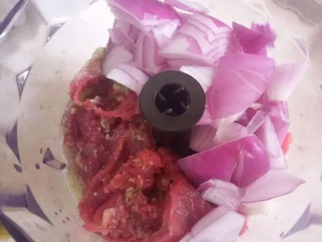 第3步：牛肉、洋葱、葱姜水混合搅打成馅。