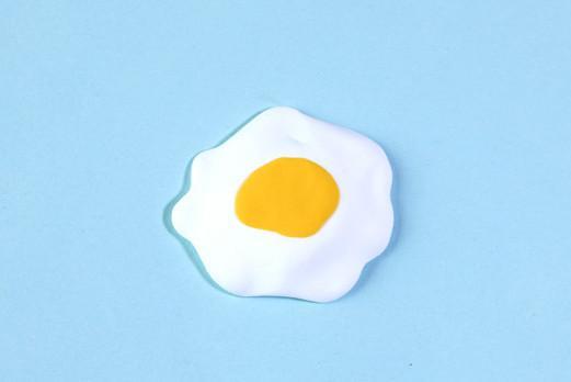 步骤6：用黄色粘土做一个蛋黄粘在中间，这样煎蛋就做好了。