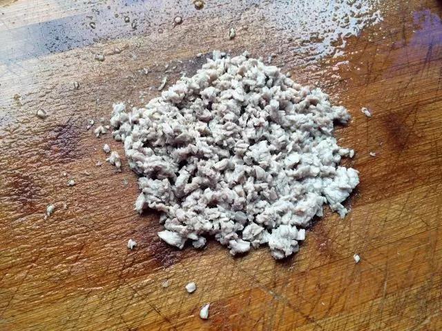 肉片捞出后切成肉糜。