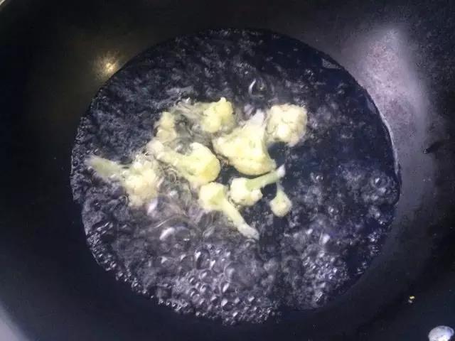 花菜切朵下锅煮熟。