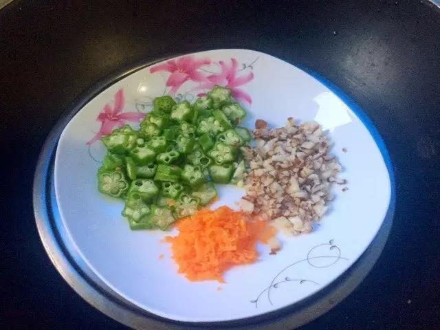 秋葵、香菇、胡萝卜切碎，蒸5分钟。